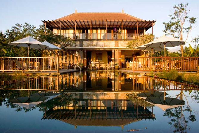 Restaurant & pool