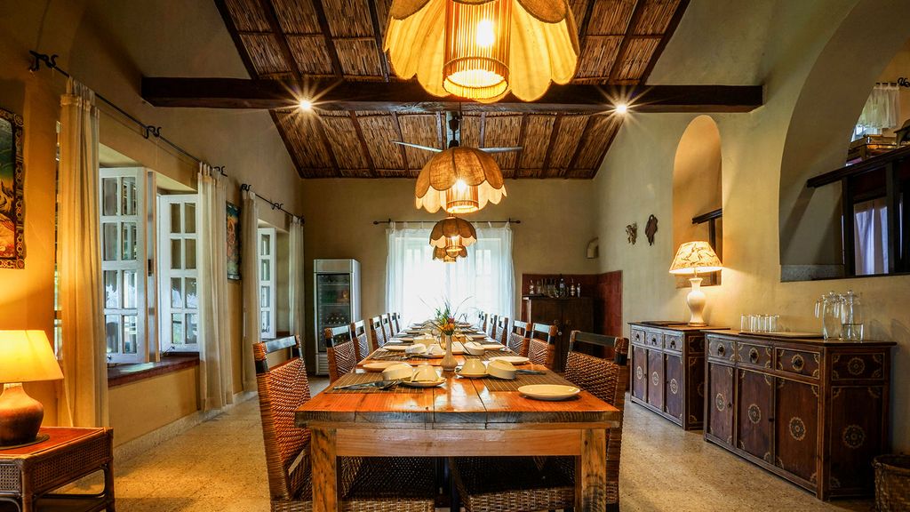 Shared dining table at Summit River Lodge