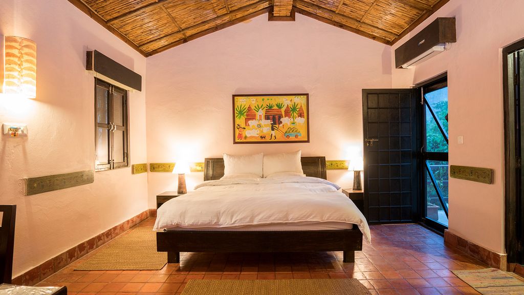 Room with double bed at Summit River Lodge