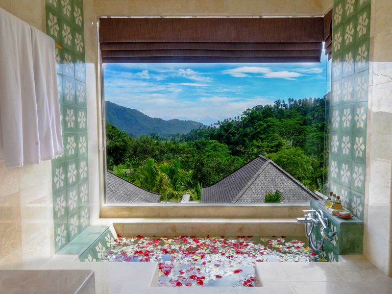 Wapa di Ume Sidemen bathroom with a view
