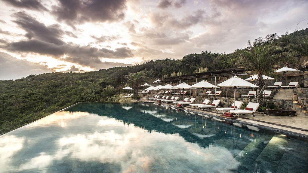 Infinity pool with loungers at Zannier Bai San Ho