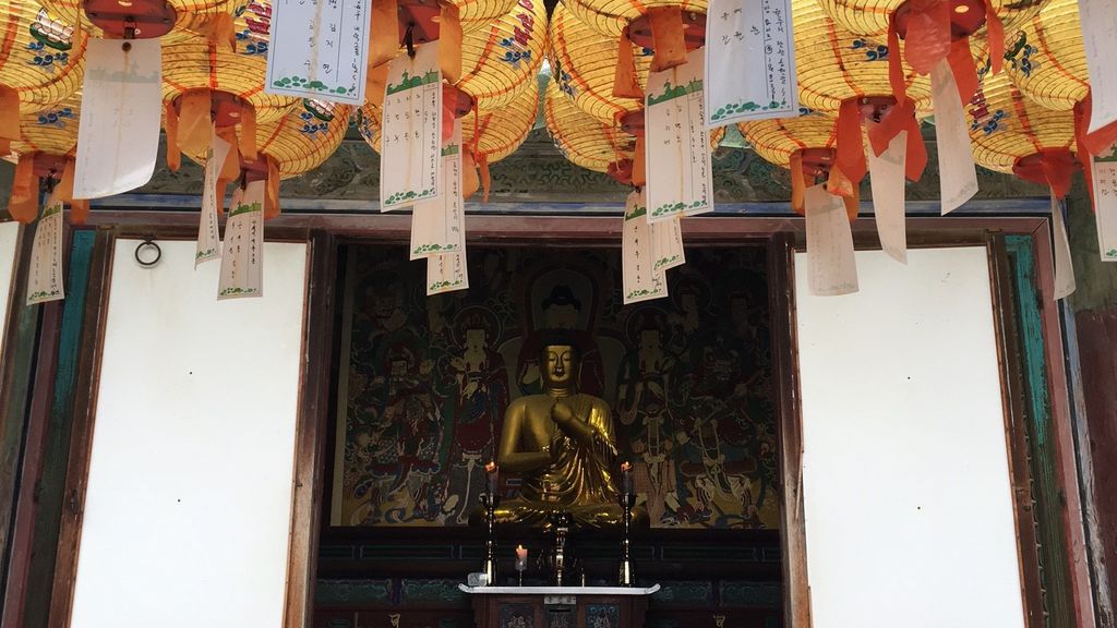 Lanterns and statues at temple, South Korea