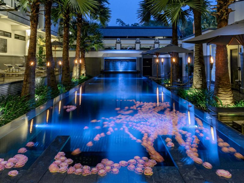 Pool courtyard by night Shinta Mani Angkor