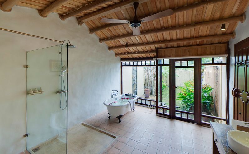 Deluxe room bathroom