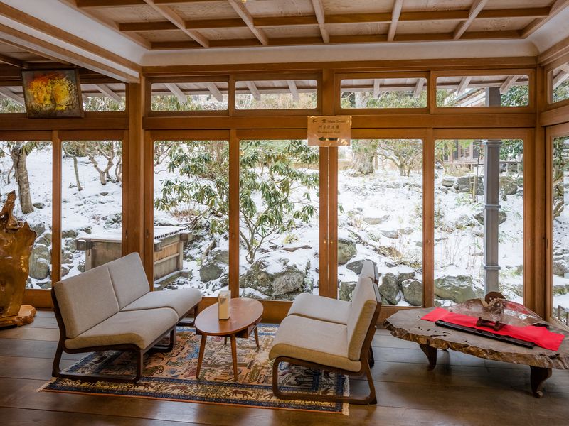 Seating area overlooking the snow at Eko-in