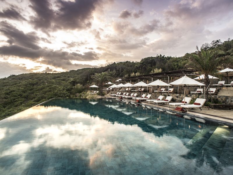 Infinity pool with loungers at Zannier Bai San Ho