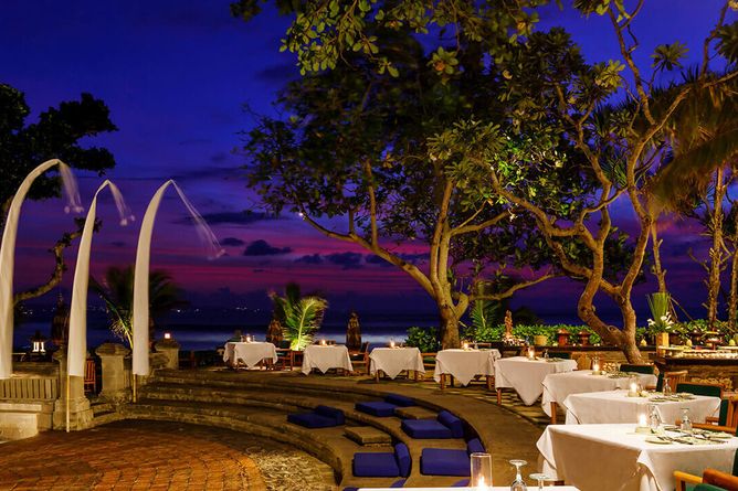 Al fresco buffet dining
