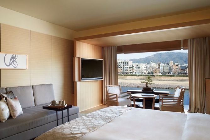 Luxury king guestroom