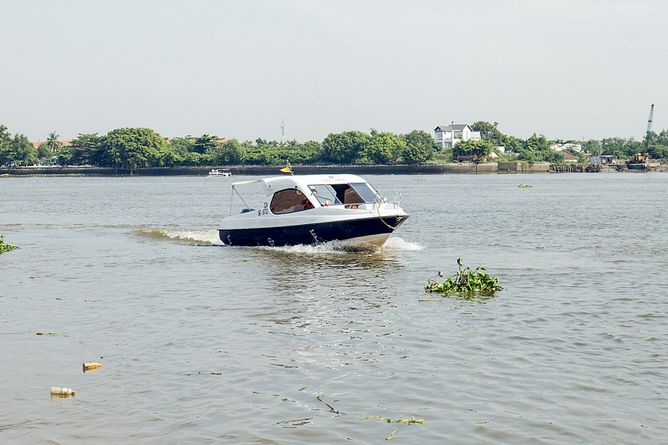 Shuttle boat