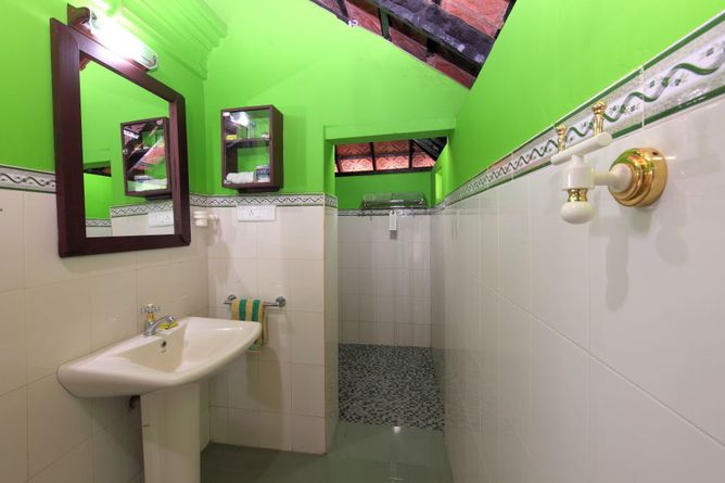 Suite bathroom