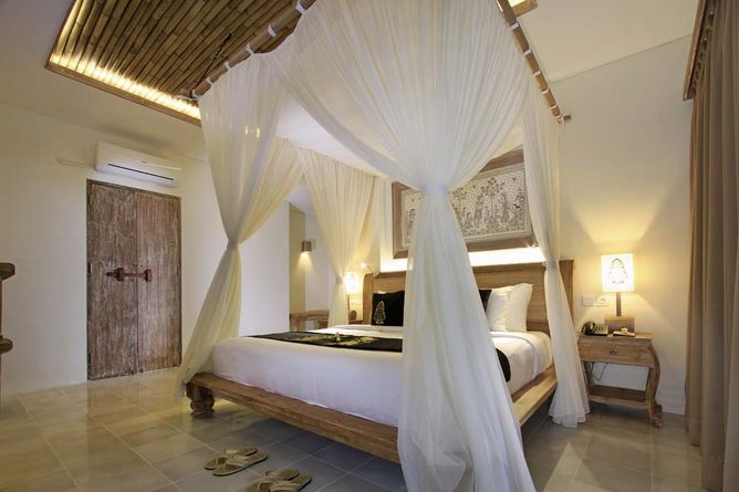 Four-poster bed