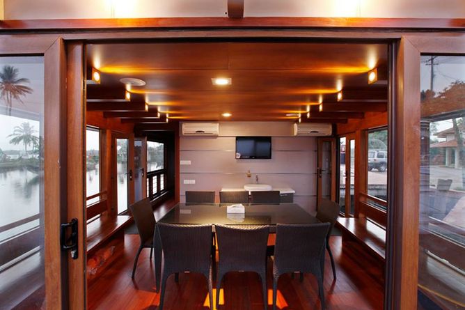 Lake Royal dining room