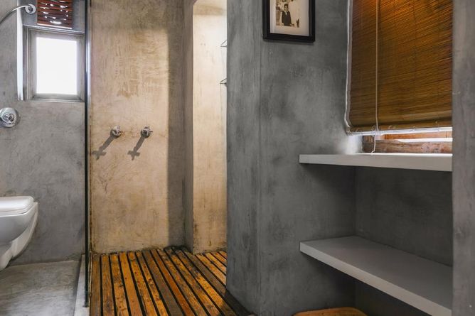 Guestroom bathroom