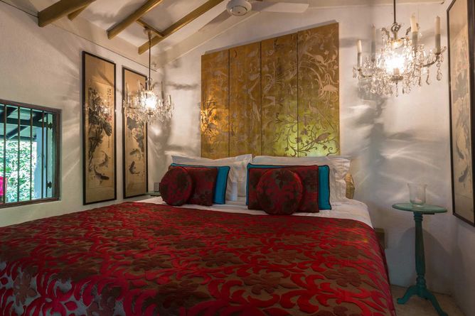 Pagoda Gold room