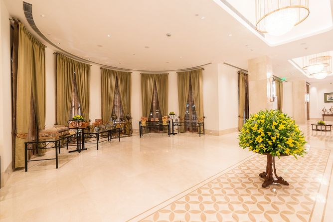 Sweeping lobby