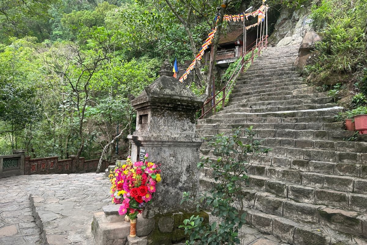 Steps and shrine Yen Tu