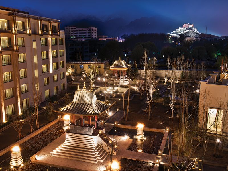 Shangri La Hotel Lhasa at night