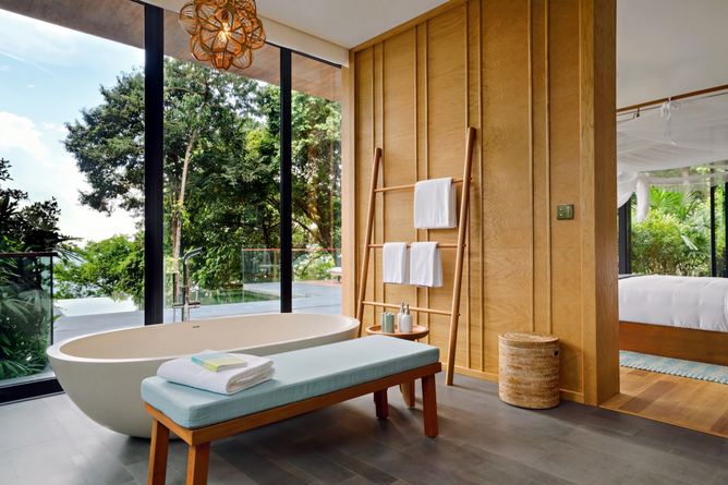 Ocean Pool View Suite bathroom