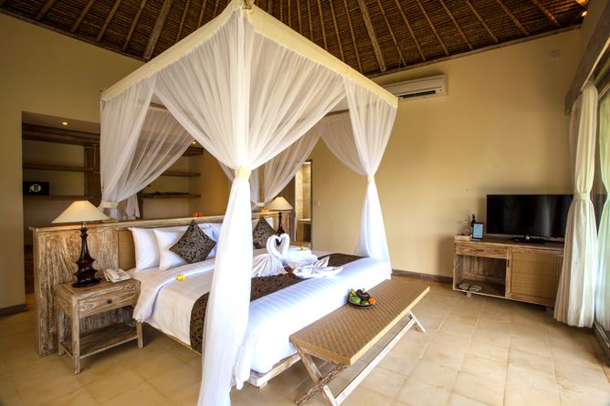 Four poster beds