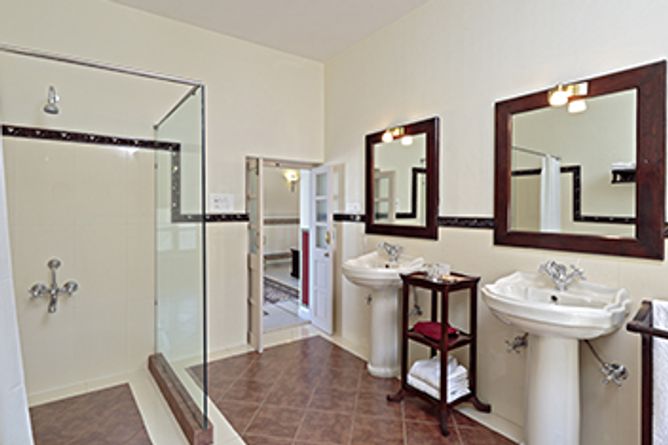 Bright en-suite
