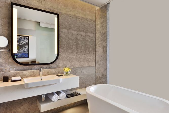 Superior Ocean suite bathroom