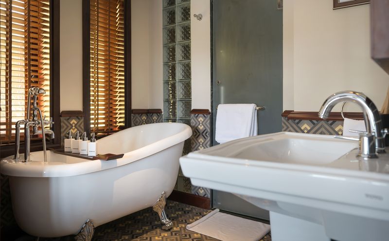 Suite bathroom