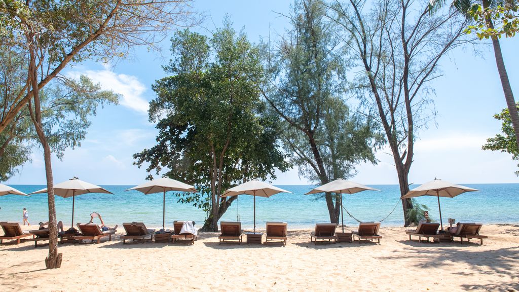 Beach and sun loungers at Sok San