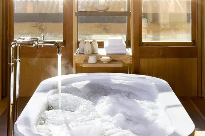 Free-standing bathtub