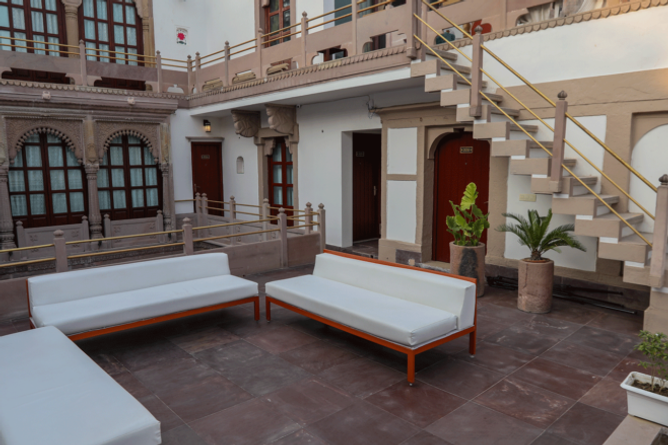 Outdoor lounge