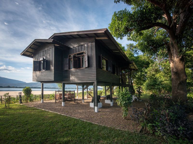 Mekong view bungalow at La Folie