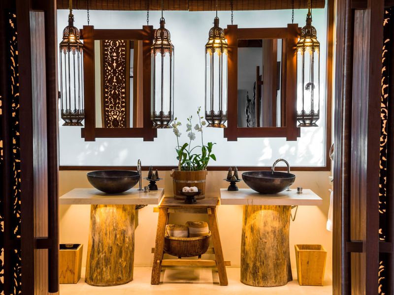 Ensuite bathroom in wood at Song Saa