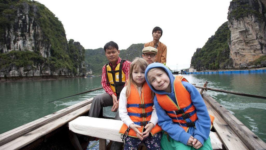 2 girls in Bai Tu Long Bay