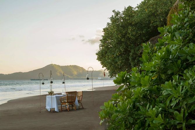 Private dining on the beach