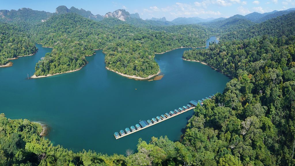 Floating lodges on the edge of Cheow Lan Lake