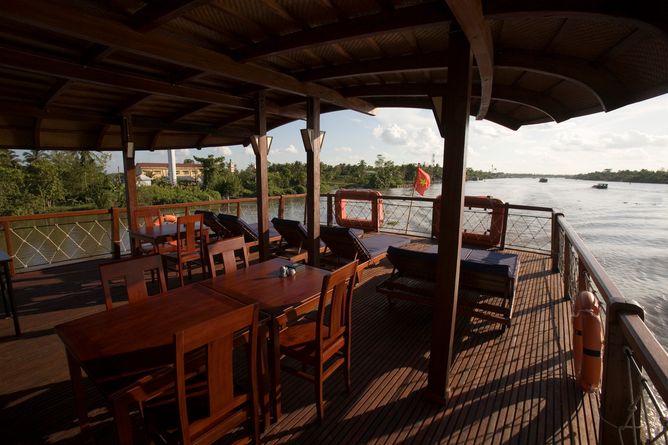 Sundeck & restaurant