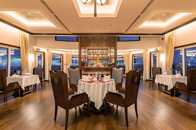 Restaurant & Bar