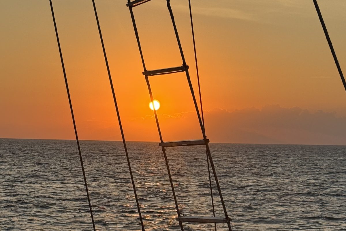 Sunset through rigging Ombak Putih